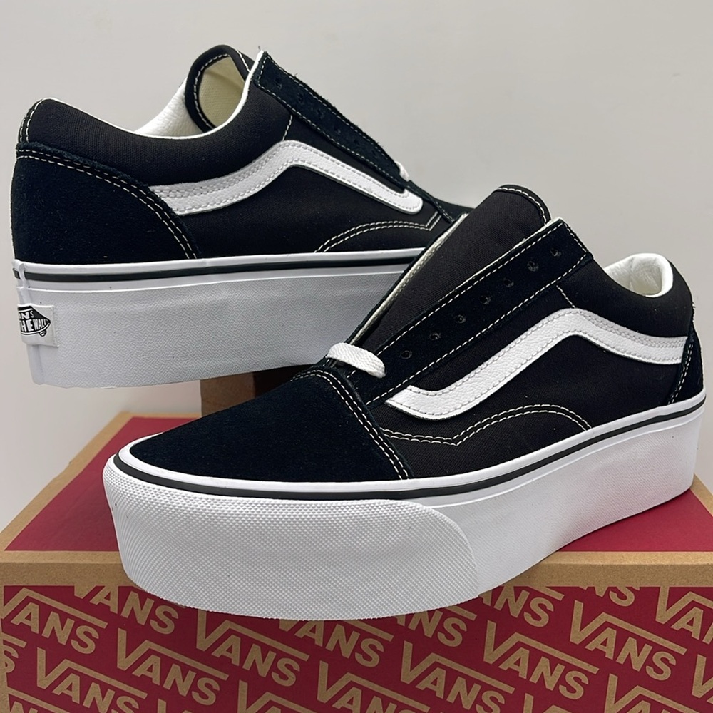 Vans Women’s Old Skool Stackform Suede/Canvas Black/True W
VN0A7Q5M6BT
Platforms - Picture 9 of 16